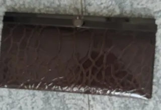 Cartera de fiesta negra y marrón.