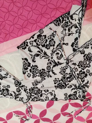 Blusa elegante floral blanco y negro