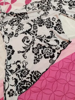 Blusa elegante floral blanco y negro