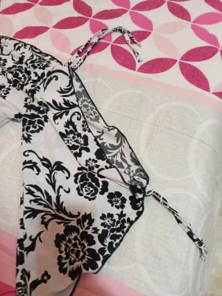 Blusa elegante floral blanco y negro