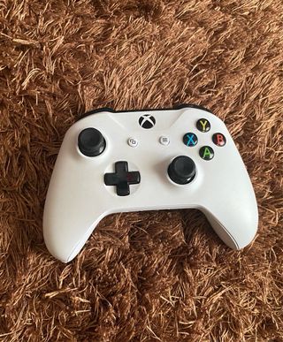 Xbox One + 5 Giochi: FIFA 16, NBA 2K16, GTA Trilog