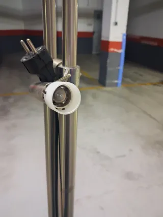 Lámpara de pie moderna metal, cristal y plástico