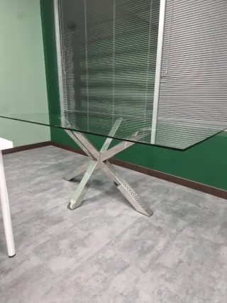 Mesa de comedor cristal y metal plateado