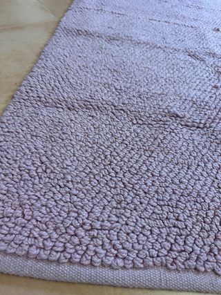 Alfombra de tela morada