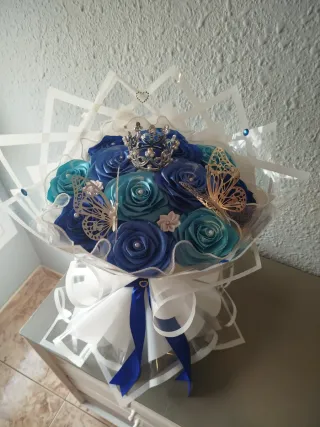 Ramo de rosas azules y turquesas