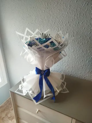 Ramo de rosas azules y turquesas