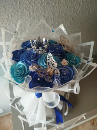 Ramo de rosas azules y turquesas
