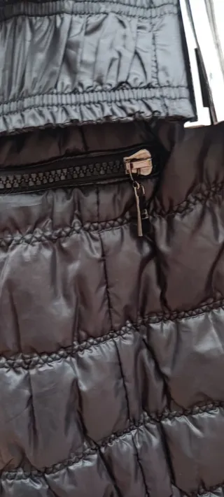 Abrigo negro acolchado de mujer