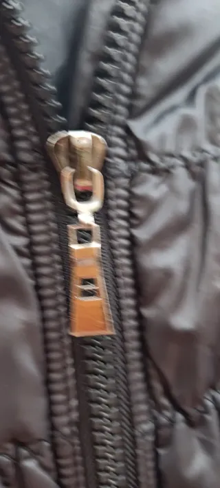 Abrigo negro acolchado de mujer