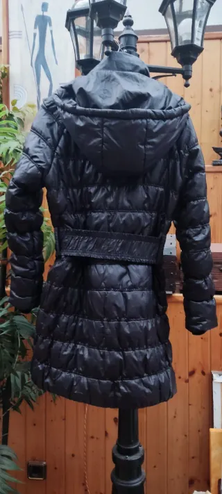 Abrigo negro acolchado de mujer