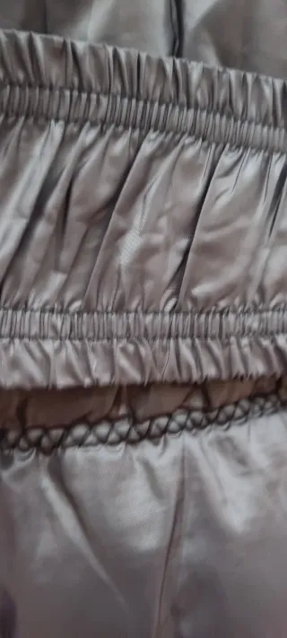 Abrigo negro acolchado de mujer