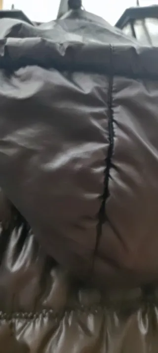 Abrigo negro acolchado de mujer