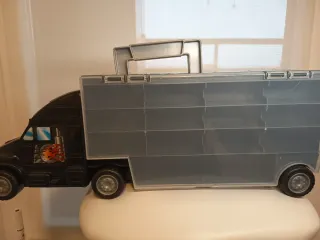 Tráiler porta vehículos con camión y 9 coches