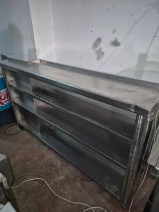 Estantería metálica plateada