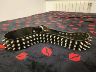 Cinturón de cuero con pinchos, estilo punk