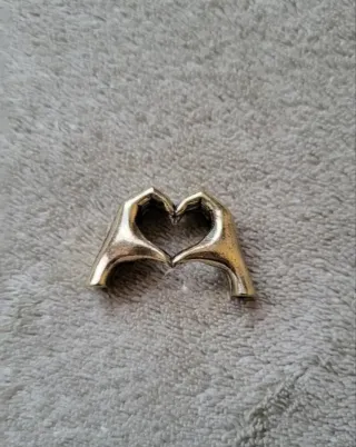Ornamento mani cuore metallo dorato