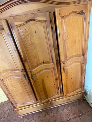 Armario de madera marrón