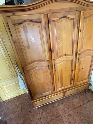 Armario de madera marrón