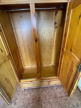 Armario de madera marrón