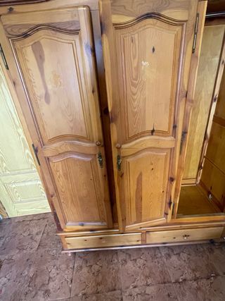 Armario de madera marrón