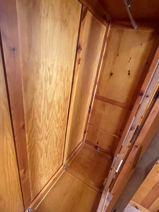 Armario de madera marrón