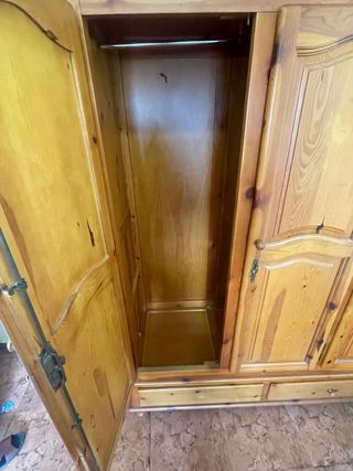 Armario de madera marrón