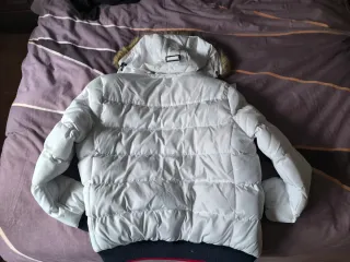 Cazadora Koroshi Blanca con Capucha y Forro Rojo