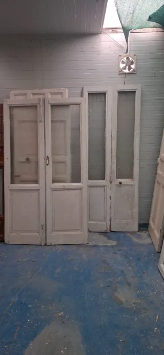 Puerta antigua de madera con cristal