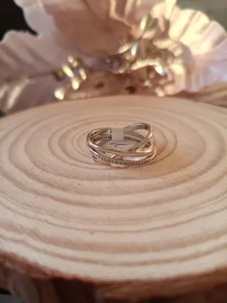 Anillo plateado entrelazado
