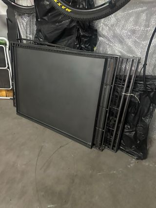 Jaula para loro con palo de apoyo