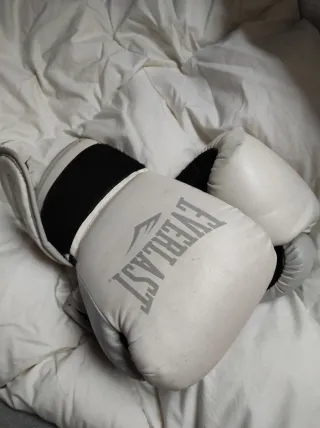 Guantes de Boxeo Everlast Blancos para decoración.