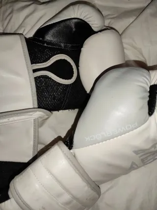 Guantes de Boxeo Everlast Blancos para decoración.
