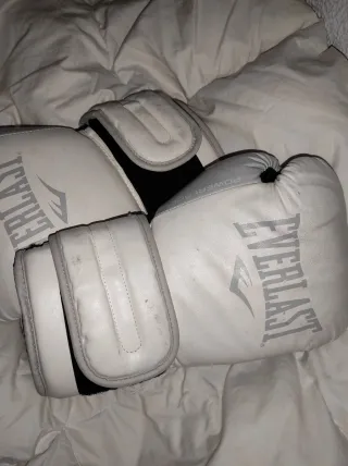 Guantes de Boxeo Everlast Blancos para decoración.