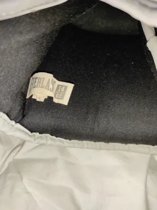 Guantes de Boxeo Everlast Blancos para decoración.