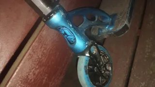 Patinete de skate azul