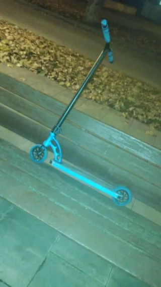 Patinete de skate azul