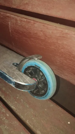 Patinete de skate azul