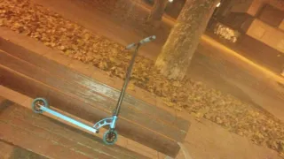 Patinete de skate azul