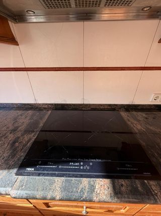 Cocina en L de madera y cristal