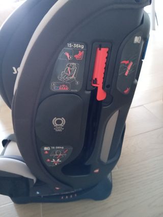 Silla para coche marca Joie.