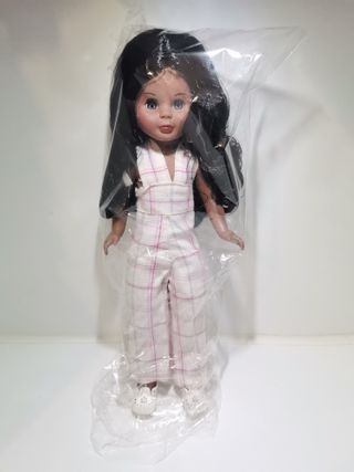 Muñeca Kika negra con mono a cuadros