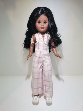 Muñeca Kika negra con mono a cuadros