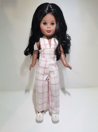 Muñeca Kika negra con mono a cuadros