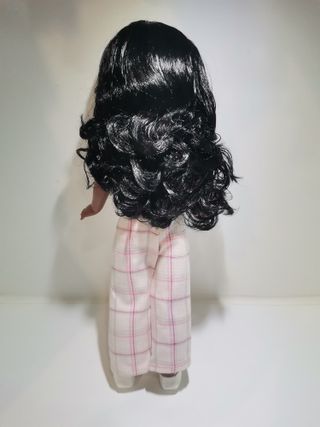 Muñeca Kika negra con mono a cuadros