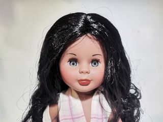 Muñeca Kika negra con mono a cuadros