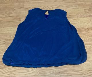 Blusa sin mangas azul de Pilar Prieto