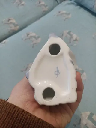 Figura de porcelana madre e hijo, pintada a mano.