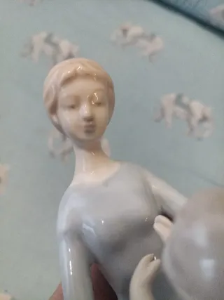 Figura de porcelana madre e hijo, pintada a mano.