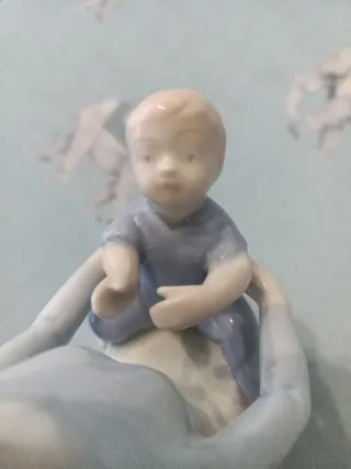 Figura de porcelana madre e hijo, pintada a mano.