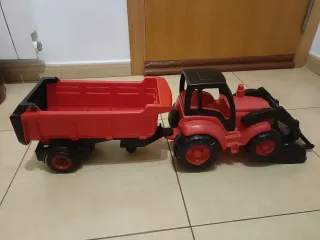 Tractor rojo con remolque